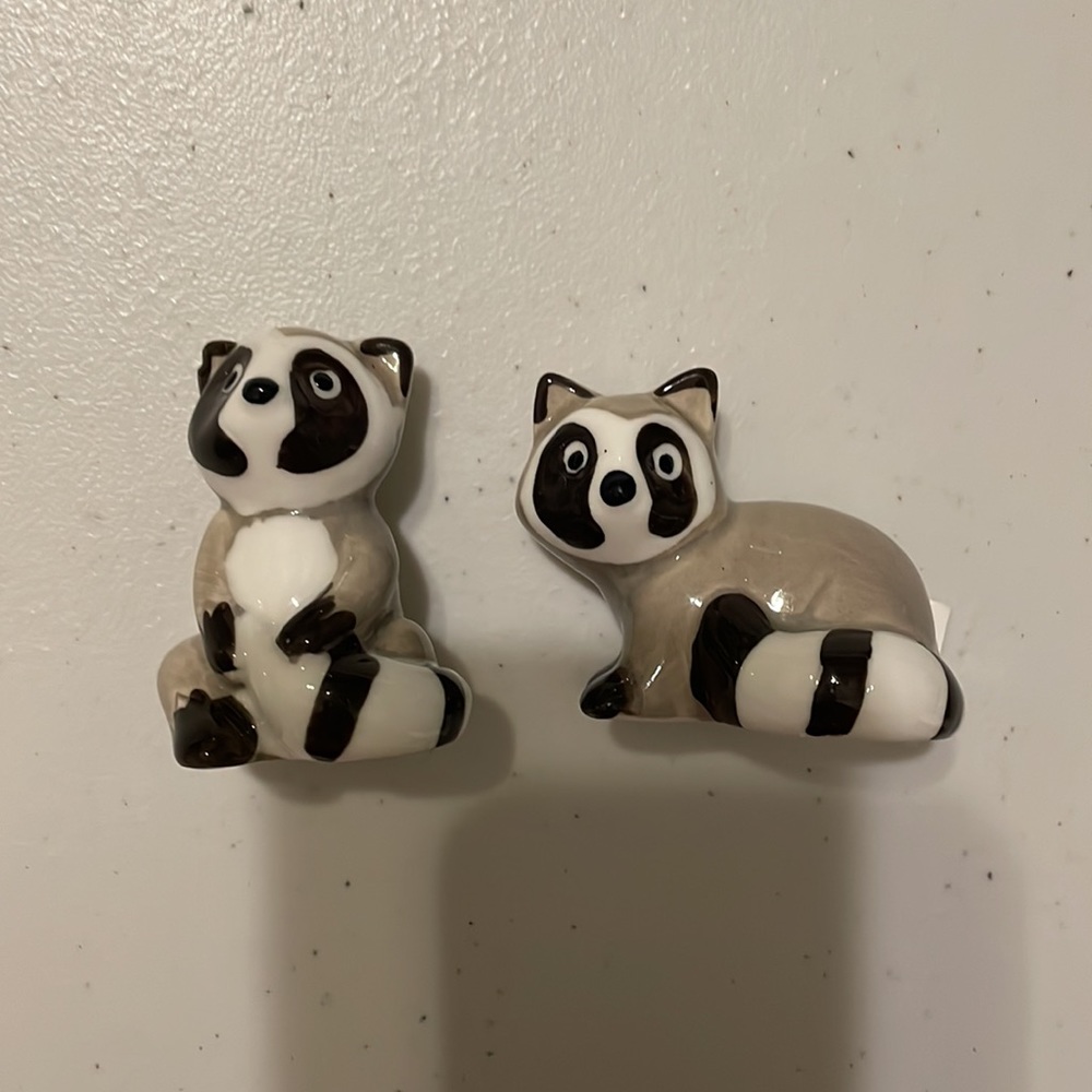 Mini Salt & Pepper Shakers Raccoon - Picture 12 of 12